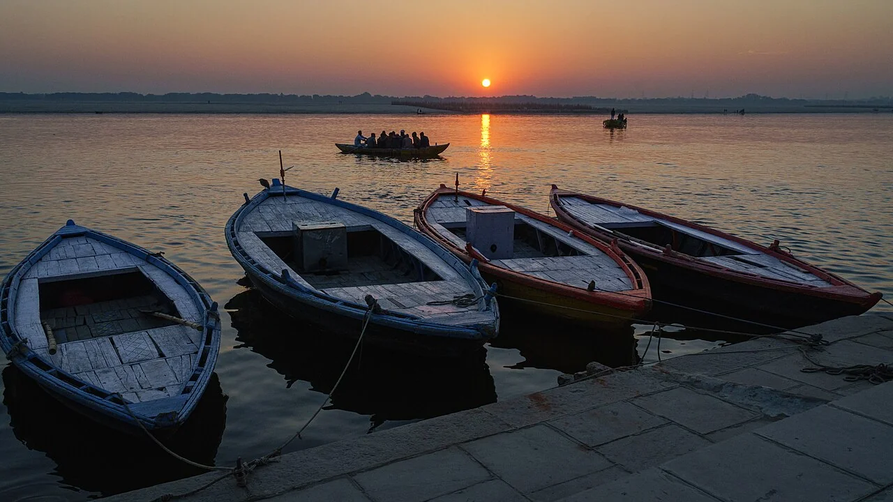 Bateaux sur le Gange à Varanasi au lever du soleil