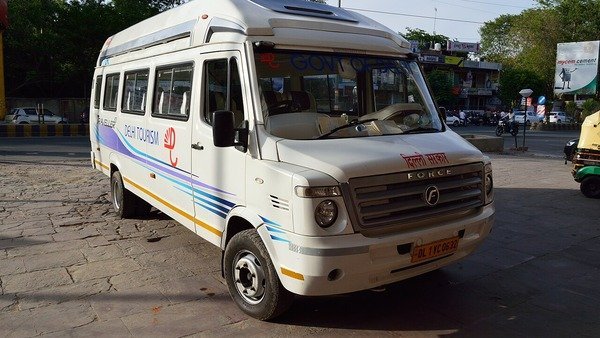 Un minibus avec chauffeur en Inde