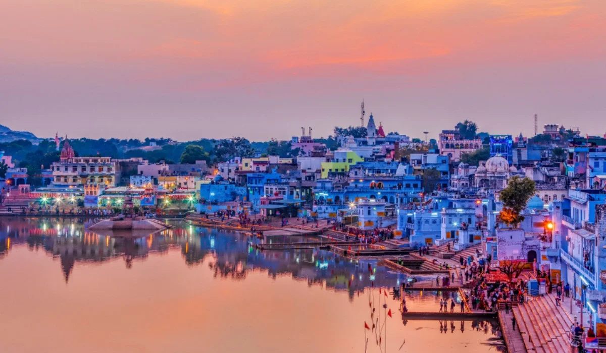 Ville de Pushkar au coucher du soleil