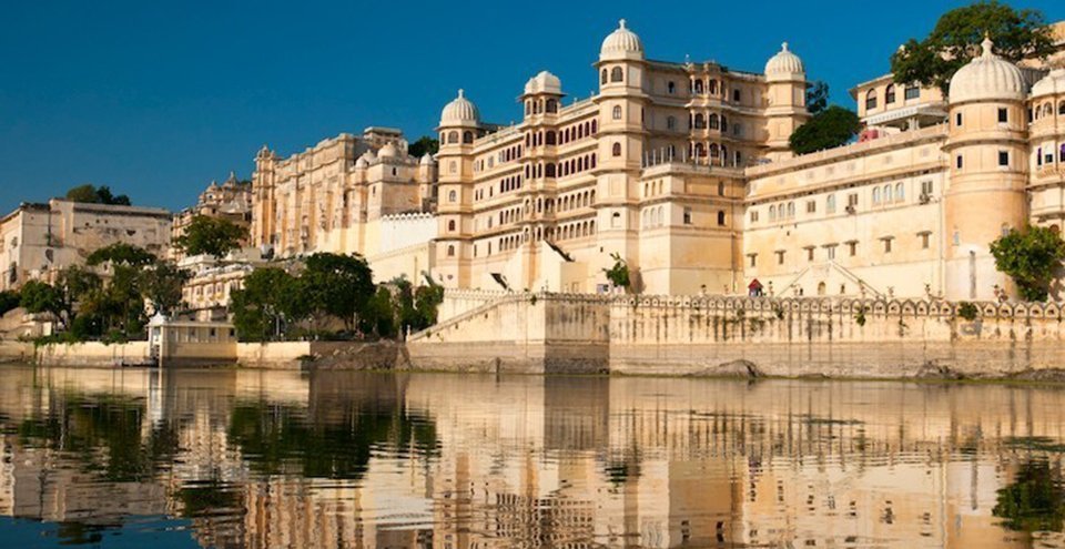 Vue d’Udaipur et de ses palais au bord de l’eau