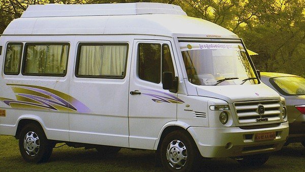 Un van Tempo Traveller avec chauffeur en Inde