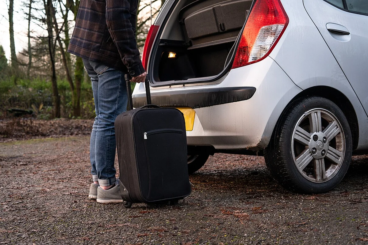 Soutes Latérales Spacieuses pour Grands Bagages